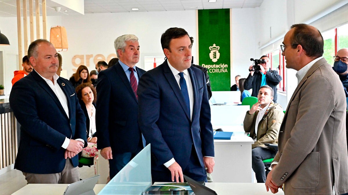 Visita del presidente de la Diputación de A Coruña, Valentín González Formoso, en mayo de 2022 al Green Coworking das Pontes, uno de los 11 centros de la Red de Coworking