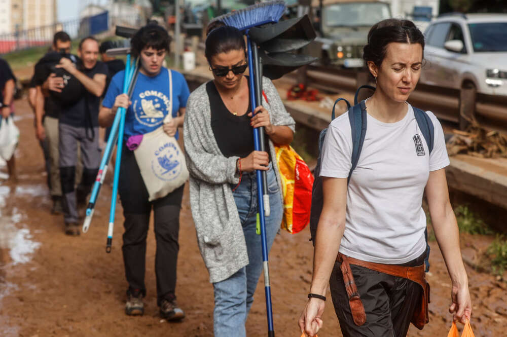 Varias personas con bolsas tras el paso de la DANA, en el barrio de la Torre, a 31 de octubre de 2024, en Valencia, Comunidad Valenciana (España)