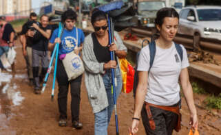 Varias personas con bolsas tras el paso de la DANA, en el barrio de la Torre, a 31 de octubre de 2024, en Valencia, Comunidad Valenciana (España)