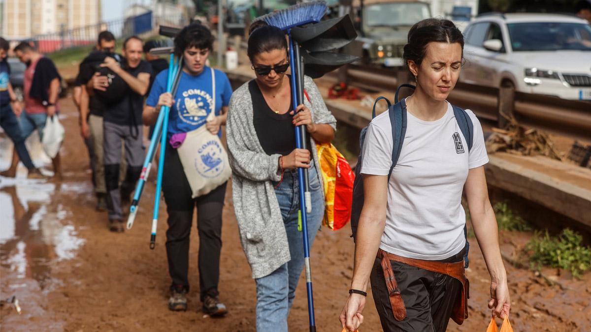 Varias personas con bolsas tras el paso de la DANA, en el barrio de la Torre, a 31 de octubre de 2024, en Valencia, Comunidad Valenciana (España)