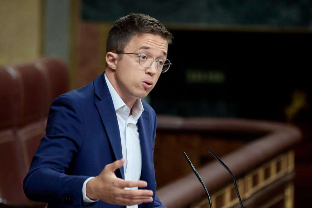 El diputado de Sumar y líder de Más País, Iñigo Errejón, interviene durante una sesión de control al Gobierno