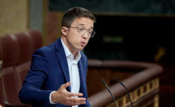 El diputado de Sumar y líder de Más País, Iñigo Errejón, interviene durante una sesión de control al Gobierno