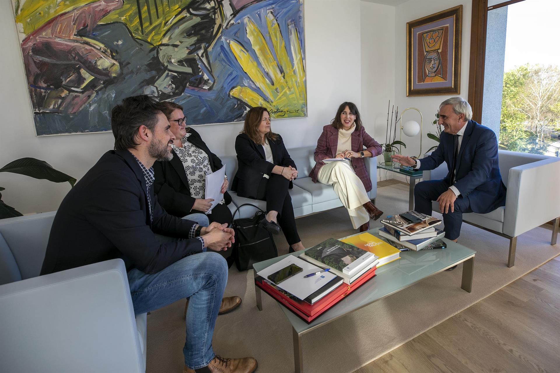 La conselleira de Economía e Industria, María Jesús Lorenzana, recibe a representantes de las empresas Forestal Peninsular, Tevasa y The Edrington Group Limited.