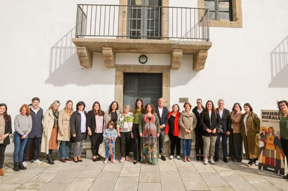 La directora de Marketing y RSC de GADISA Retail, Melisa Pagliaro, la coordinadora de RSC, Lucía Santos, y el director de Comunicación, José Luis Fernández Astray, con las participantes en la jornada