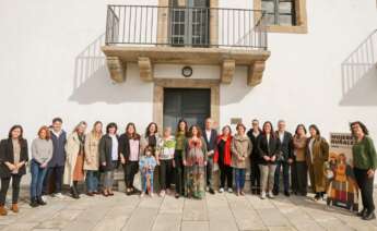 La directora de Marketing y RSC de GADISA Retail, Melisa Pagliaro, la coordinadora de RSC, Lucía Santos, y el director de Comunicación, José Luis Fernández Astray, con las participantes en la jornada