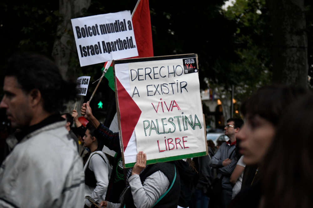 Decenas de personas durante una manifestación en apoyo a Palestina, desde Atocha hasta la plaza de Callao, a 27 de septiembre de 2024, en Madrid (España).