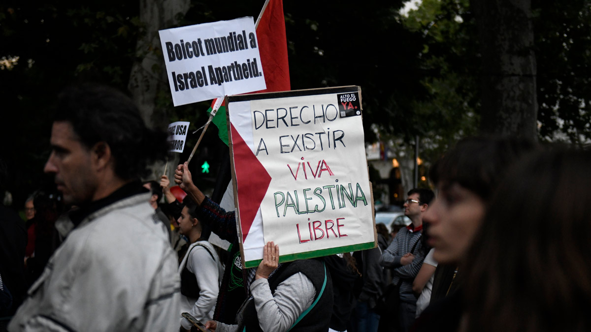 Decenas de personas durante una manifestación en apoyo a Palestina, desde Atocha hasta la plaza de Callao, a 27 de septiembre de 2024, en Madrid (España).