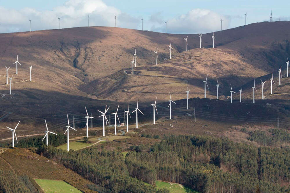 Varios aerogeneradores en el parque eólico de Vilachá, a 15 de marzo de 2024, en Lugo