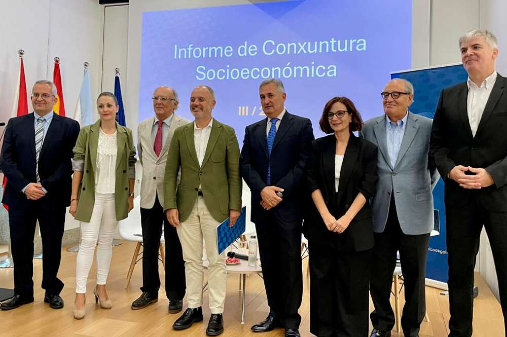 Foto de familia de la presentación del Informe de Coxuntura Socioeconómica del Foro Económico de Galicia