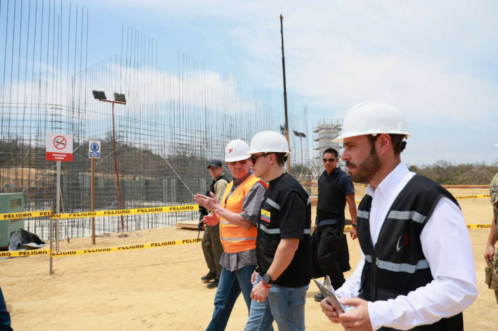 Daniel Noboa, presidente de Ecuador, durante la visita a las obras de la cárcel de Santa Elena, encargadas a Grupo Puentes