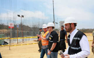 Daniel Noboa, presidente de Ecuador, durante la visita a las obras de la cárcel de Santa Elena, encargadas a Grupo Puentes