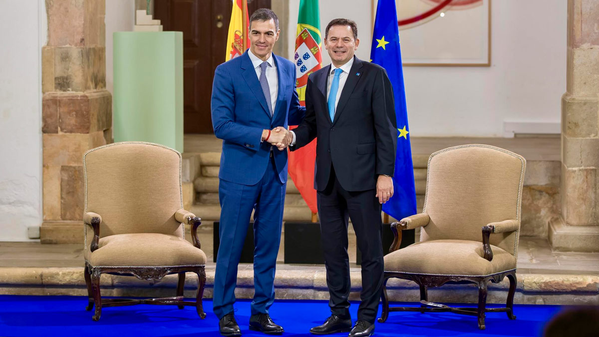 El presidente del Gobierno, Pedro Sánchez (i), y el primer ministro de la República Portuguesa, Luís Montenegro (d), mantienen un encuentro durante la XXXV Cumbre Hispano-Lusa