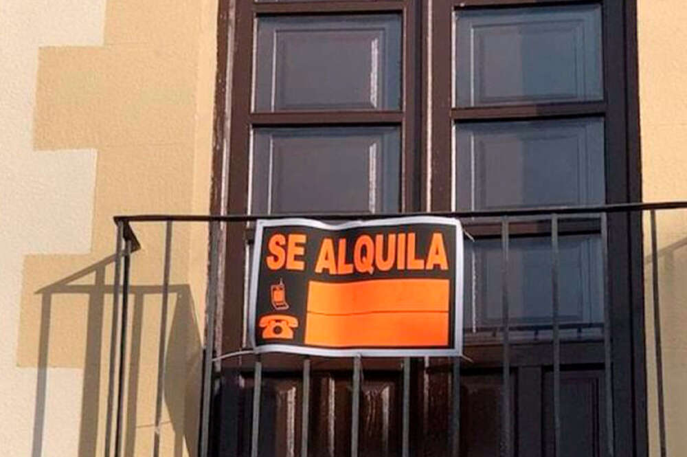 Imagen de una vivienda con un cartel de "Se alquila"