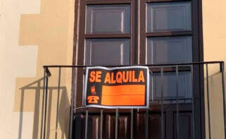 Imagen de una vivienda con un cartel de "Se alquila"