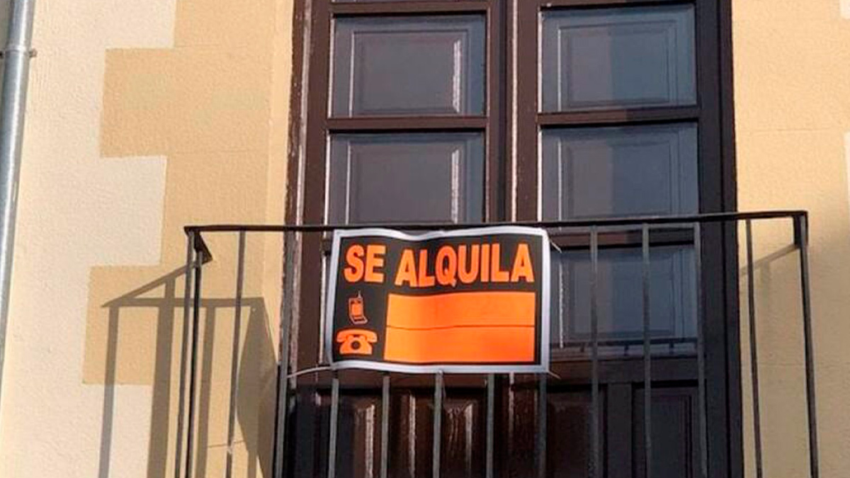 Imagen de una vivienda con un cartel de "Se alquila"