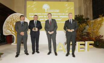 El empresario Manuel Añón recibe el Premio Familia Empresarial de Galicia acompañado del presidente de la Asociación Gallega de la Empresa Familiar, José Bernardo Silveira; el presidente de la Xunta, Alfonso Rueda; y el director territorial Norte de CaixaBank, Juan Pedro Badiola / Asociación Gallega de la Empresa Familiar