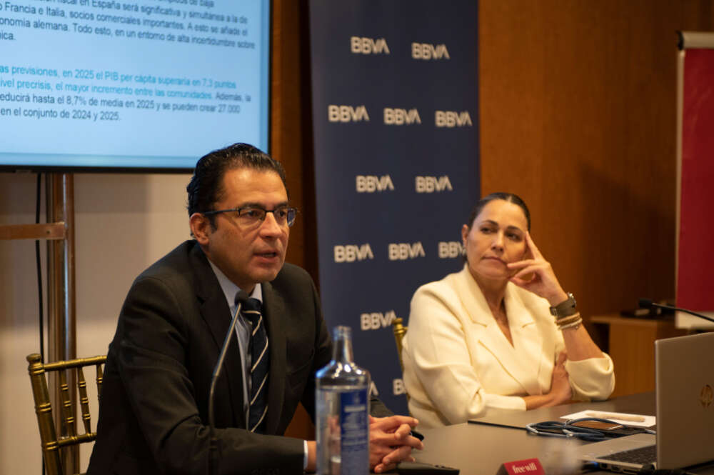 El economista jefe para España y Portugal de BBVA Research, Miguel Cardoso, y la directora de la territorial noroeste de BBVA en España, Guadalupe Hernández, durante la presentación del informe 'Situación Galicia. 2024' en A Coruña / BBVA