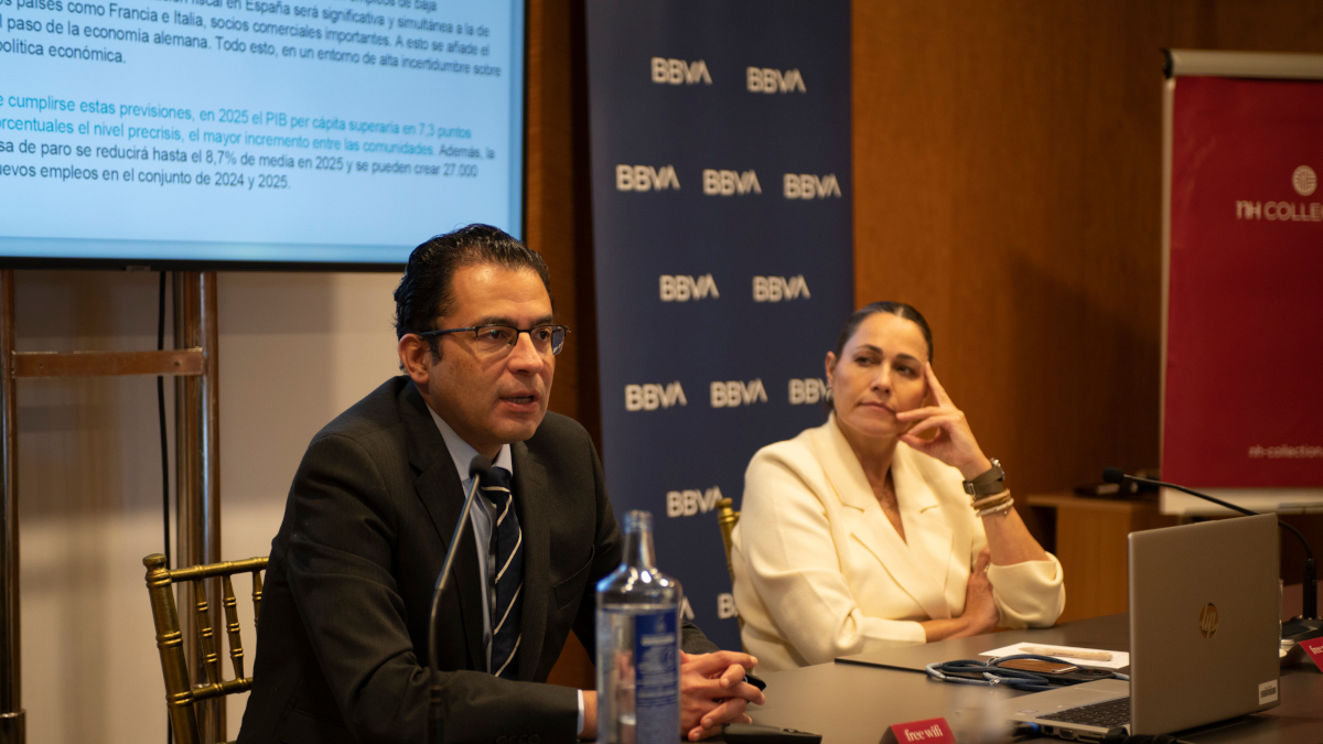 El economista jefe para España y Portugal de BBVA Research, Miguel Cardoso, y la directora de la territorial noroeste de BBVA en España, Guadalupe Hernández, durante la presentación del informe 'Situación Galicia. 2024' en A Coruña / BBVA