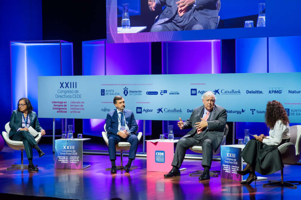 Eva Maneiro (Russula), José Bernardo Silveira (Nosa Terra 21) y Luis de Valdivia (Ecoener), reflexionan sobre los retos del empresariado gallego en el Congreso de Directivos CEDE, celebrado en A Coruña