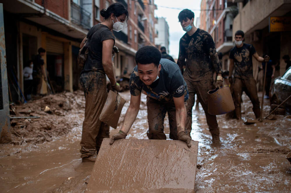 Voluntarios limpian los estragos ocasionados por la DANA, a 3 de noviembre de 2024, en Paiporta, Valencia, Comunidad Valenciana