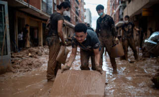 Voluntarios limpian los estragos ocasionados por la DANA, a 3 de noviembre de 2024, en Paiporta, Valencia, Comunidad Valenciana