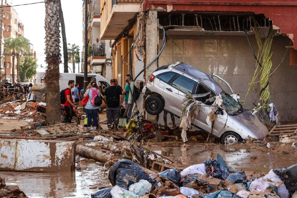 Varias personas limpian los estragos ocasionados por la DANA, a 1 de noviembre de 2024, en Paiporta