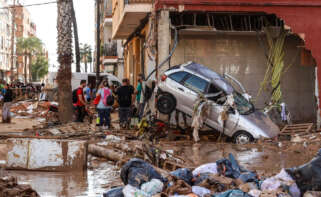 Varias personas limpian los estragos ocasionados por la DANA, a 1 de noviembre de 2024, en Paiporta