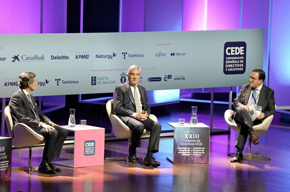 José María Álvarez-Pallete y Francisco Reynés, presidentes de Telefónica y Naturgy, durante una mesa redonda en el XXIII Congreso de Directivos CEDE que se ha celebrado en A Coruña / Fundación CEDE