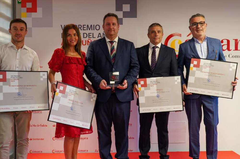 En el centro de la imagen, Javier Sal Pérez, director general de Citanias, recibe el Premio Pyme A Coruña 2024 / Cámara de Comercio de A Coruña