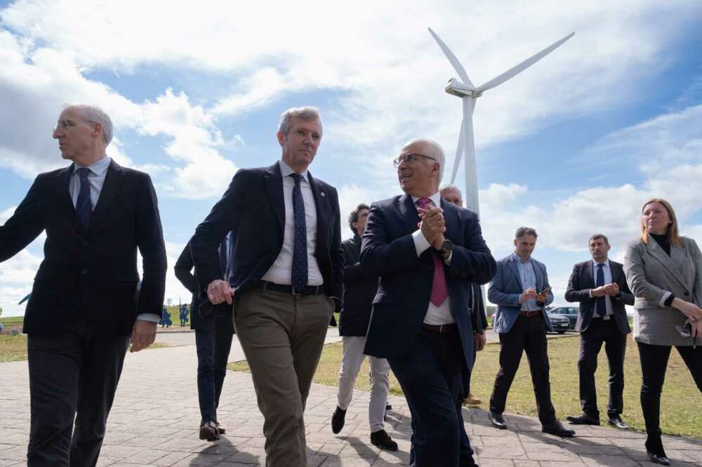 El presidente de la Xunta, Alfonso Rueda, durante su visita a las instalaciones del Parque Eólico Experimental de Sotavento / David Cabezón