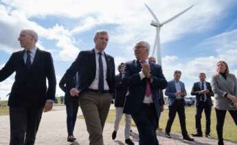 El presidente de la Xunta, Alfonso Rueda, durante su visita a las instalaciones del Parque Eólico Experimental de Sotavento / David Cabezón