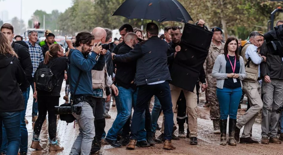 El presidente del Gobierno, Pedro Sánchez, durante su visita a una zona afectada por la DANA. Carlos Luján - Europa Press