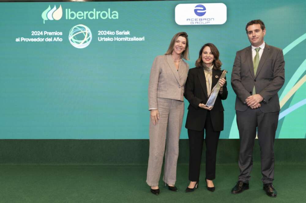 Rebeca Acebrón, CEO de Mecanizados Acebrón recibe el Premio Iberdrola al Proveedor del Año en Galicia de manos de David Martínez, CEO de Clientes de Iberdrola España, y Fabricia Abreu, directora de Diversidad e Inclusión de Iberdrola