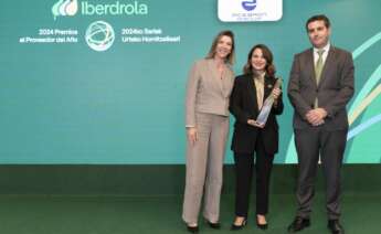 Rebeca Acebrón, CEO de Mecanizados Acebrón recibe el Premio Iberdrola al Proveedor del Año en Galicia de manos de David Martínez, CEO de Clientes de Iberdrola España, y Fabricia Abreu, directora de Diversidad e Inclusión de Iberdrola