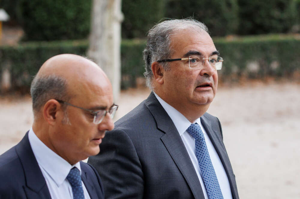 El expresidente del Banco Popular Ángel Ron (d) y su abogado José Antonio Choclán (i) a su llegada a un juicio en la sede de la Audiencia Nacional, a 19 de octubre de 2022, en Madrid (España).