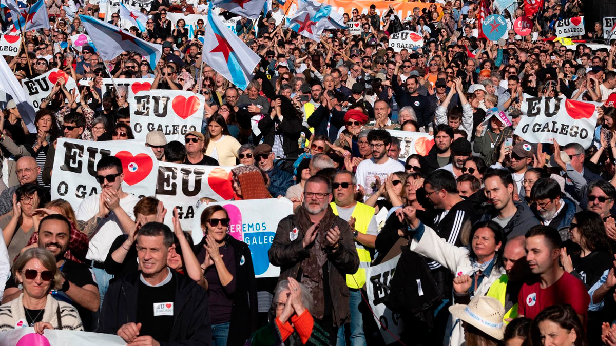 En Santiago, 'Convocatoria nacional pola lingua' convocada por la plataforma Queremos Galego.