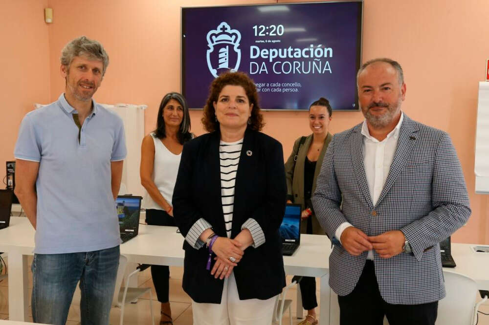 Visita del diputado de Facenda, Recursos Humanos, e Avance Dixital, José Ramón Rioboo, y la subdelegada del Gobierno en A Coruña, María Rivas, al servicio de Informática y Administración Electrónica de la Deputación