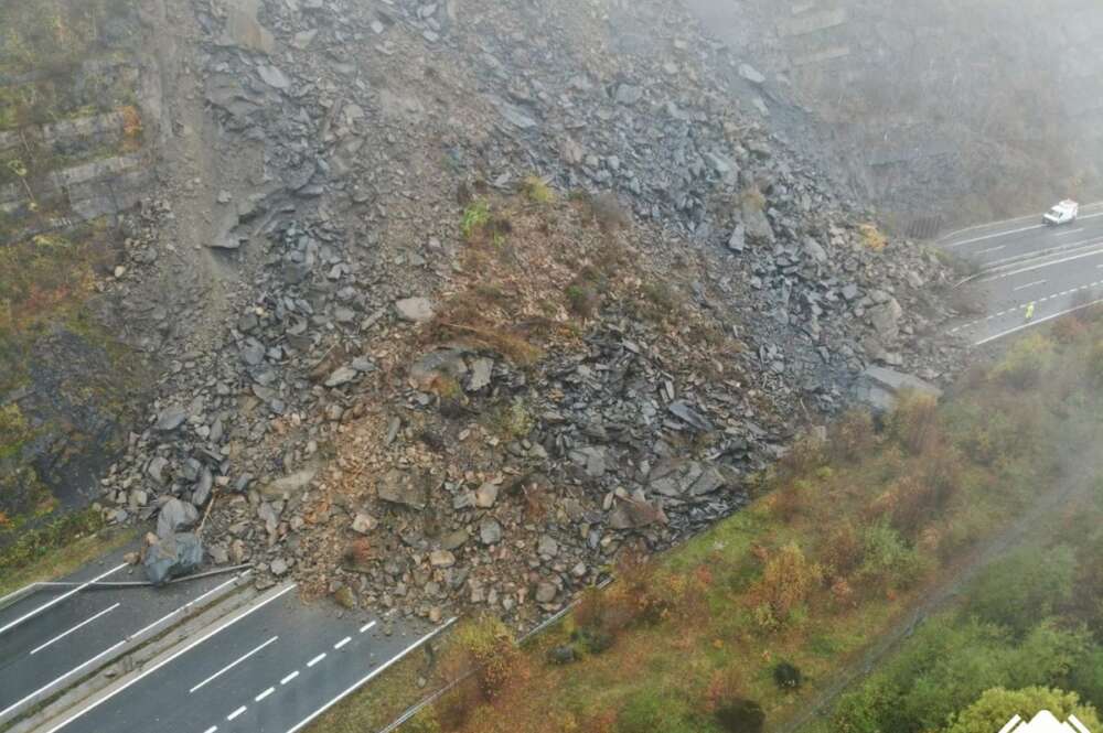 El derrumbamiento en una ladera corta la AP-66, que une Asturias y León