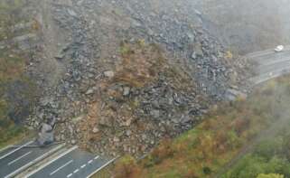 El derrumbamiento en una ladera corta la AP-66, que une Asturias y León