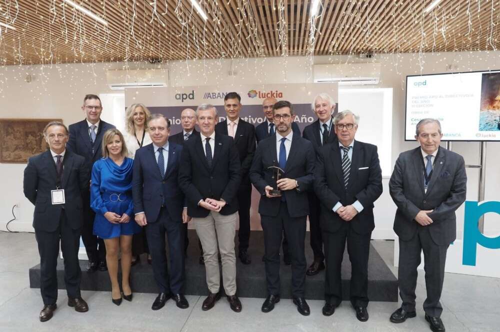 Justo Sierra, presidente y CEO de Urovesa, recibe el premio de la APD al directivo del año. En la imagen, con miembros de la dirección de la APD, además de Francisco Botas, presidente de la APD Zona Noroeste y CEO de Abanca, el presidente de la Xunta, Alfonso Rueda y el presidente de la Confederación de Empresarios de Galicia, Juan Manuel Vieites, entre otros