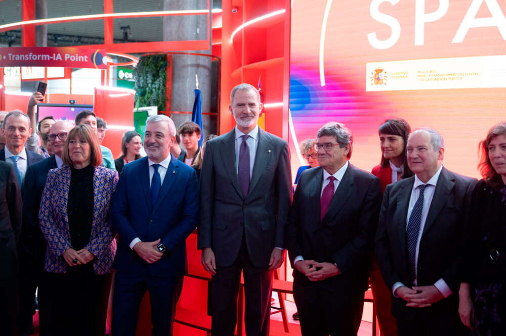 El Rey Felipe VI (c) junto al ministro para la Transformación Digital y de la Función Pública, José Luis Escrivá (3d), y el ministro de Industria, Jordi Hereu (2d), durante el Mobile World Congress 2024 (MWC)