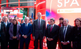 El Rey Felipe VI (c) junto al ministro para la Transformación Digital y de la Función Pública, José Luis Escrivá (3d), y el ministro de Industria, Jordi Hereu (2d), durante el Mobile World Congress 2024 (MWC)