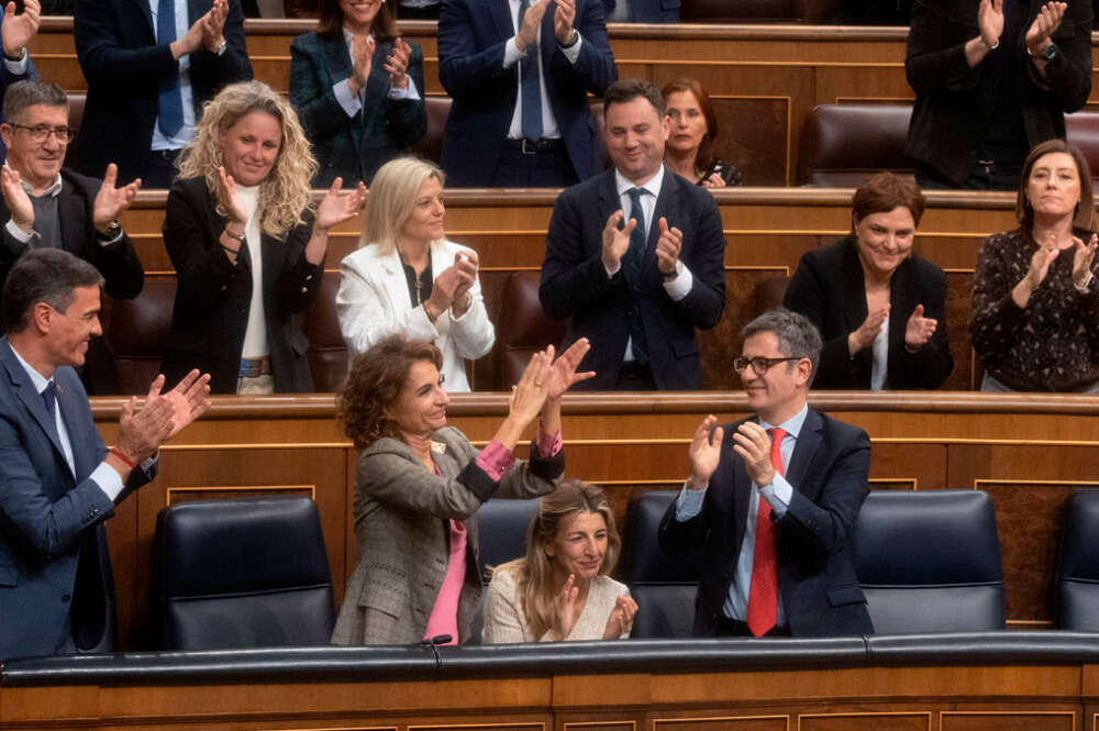 El presidente del Gobierno, Pedro Sánchez; la vicepresidenta primera y ministra de Hacienda, María Jesús Montero; la vicepresidenta segunda y ministra de Trabajo y Economía Social, Yolanda Díaz, y el ministro de la Presidencia, Justicia y Relaciones con las Cortes, Félix Bolaños, aplauden durante una sesión plenaria en el Congreso de los Diputados, a 21 de noviembre de 2024, en Madrid (España)