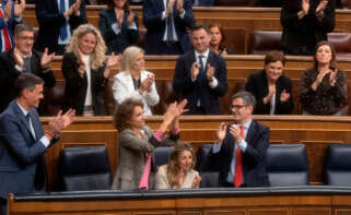 El presidente del Gobierno, Pedro Sánchez; la vicepresidenta primera y ministra de Hacienda, María Jesús Montero; la vicepresidenta segunda y ministra de Trabajo y Economía Social, Yolanda Díaz, y el ministro de la Presidencia, Justicia y Relaciones con las Cortes, Félix Bolaños, aplauden durante una sesión plenaria en el Congreso de los Diputados, a 21 de noviembre de 2024, en Madrid (España)