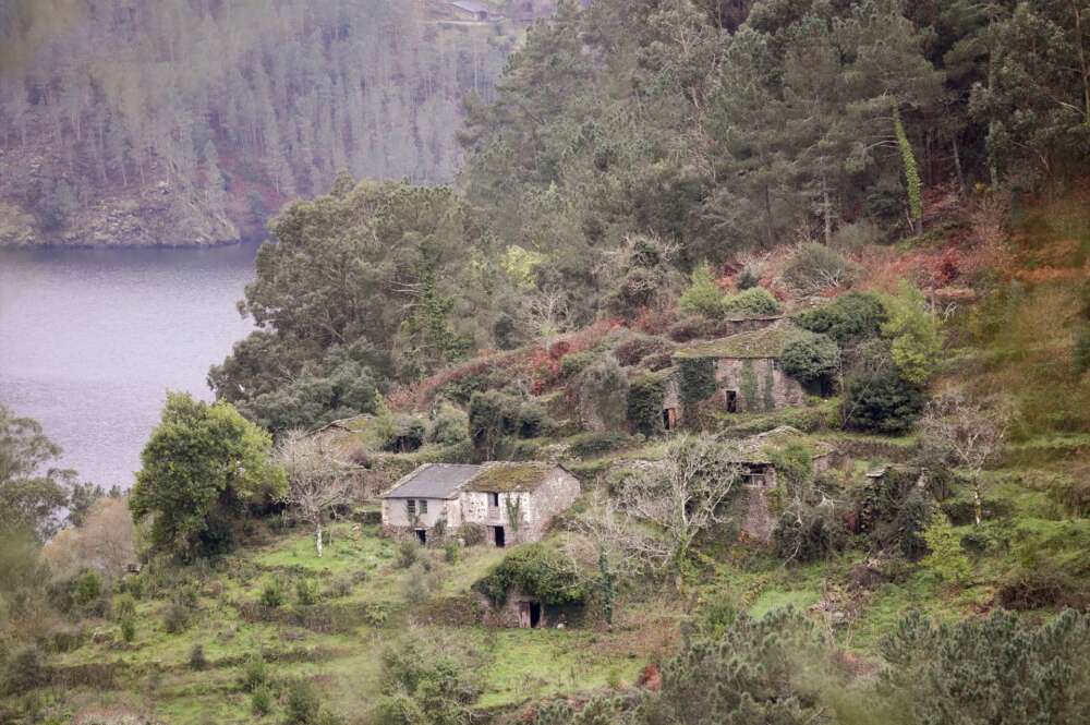 (Foto de ARCHIVO) Vista general de la aldea de San Xiao, situada en la Ribeira Sacra, a 10 de enero de 2022, en San Xiao, Carballedo, Lugo, Galicia, (España). El asesor medioambiental Juan Verde ha comprado la aldea de San Xiao, un núcleo de población deshabitado desde 1959, donde desarrollará un proyecto familiar para asentar gente en el rural y promover el turismo de la zona. Juan Verde es asesor del presidente actual de Estados Unidos Joe Biden y también lo fue de Obama y Hillary Clinton entre otros. San Xiao se encuentra la Ribeira Sacra que se ubica a orillas del Río Miño y del Sil. Un destino en el que los ríos, el paisaje, la abundancia de monumentos románicos y sus milenarios viñedos forman un atractivo destino. Carlos Castro / Europa Press 10 ENERO 2022;BIDEN;OBAMA;RIBEIRA SACRA;GALICIA;RURAL 09/1/2022