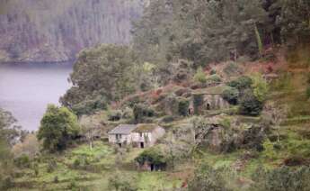 (Foto de ARCHIVO) Vista general de la aldea de San Xiao, situada en la Ribeira Sacra, a 10 de enero de 2022, en San Xiao, Carballedo, Lugo, Galicia, (España). El asesor medioambiental Juan Verde ha comprado la aldea de San Xiao, un núcleo de población deshabitado desde 1959, donde desarrollará un proyecto familiar para asentar gente en el rural y promover el turismo de la zona. Juan Verde es asesor del presidente actual de Estados Unidos Joe Biden y también lo fue de Obama y Hillary Clinton entre otros. San Xiao se encuentra la Ribeira Sacra que se ubica a orillas del Río Miño y del Sil. Un destino en el que los ríos, el paisaje, la abundancia de monumentos románicos y sus milenarios viñedos forman un atractivo destino. Carlos Castro / Europa Press 10 ENERO 2022;BIDEN;OBAMA;RIBEIRA SACRA;GALICIA;RURAL 09/1/2022