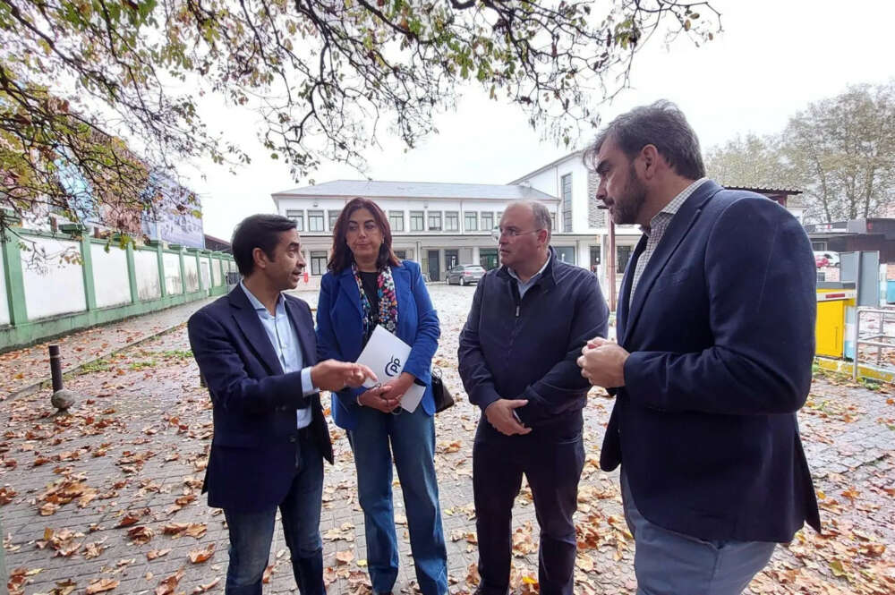 El portavoz del PP en el Congreso, Miguel Tellado, en una visita a Ferrol junto al alcalde, José Manuel Rey Varela, y los populares Elena Candia y Diego Calvo. - PP