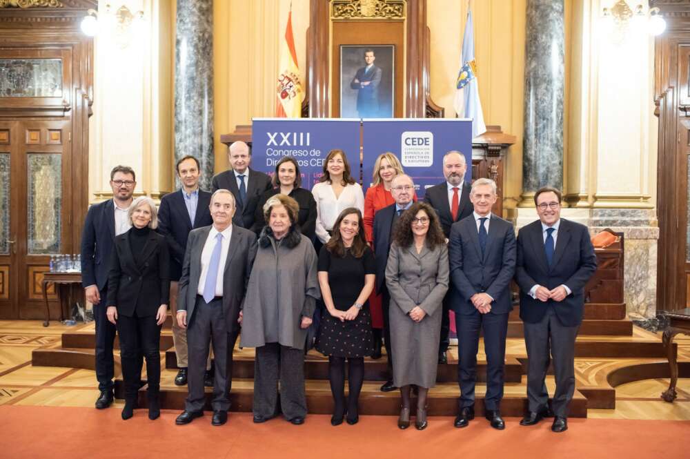 La alcaldesa de A Coruña, Inés Rey, junto a los premiados por la Fundación CEDE