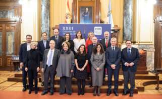 La alcaldesa de A Coruña, Inés Rey, junto a los premiados por la Fundación CEDE