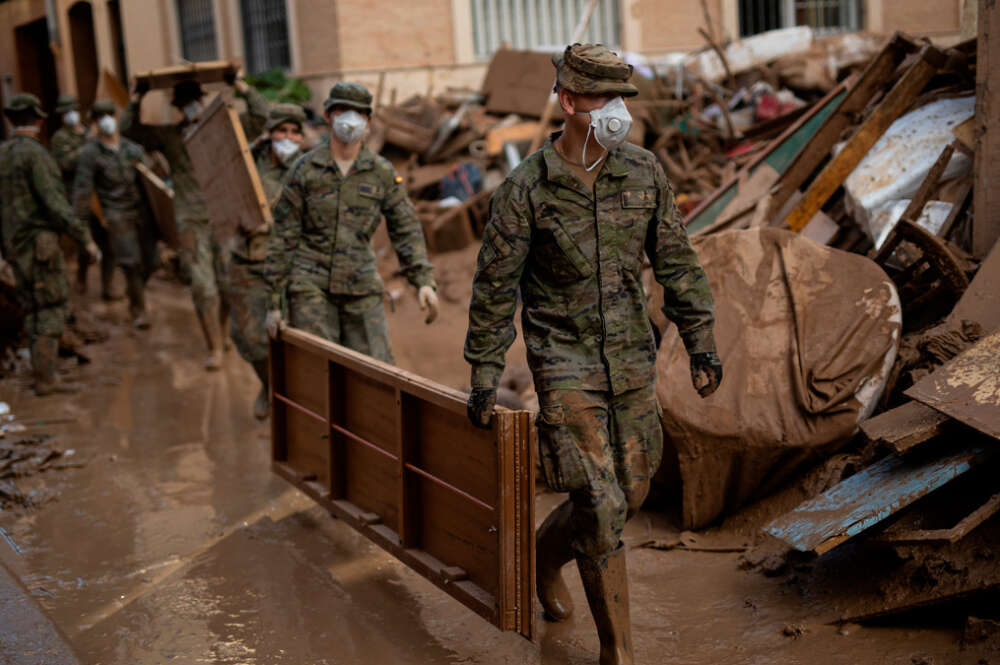 Militares trabajan en la limpieza de una de las zonas afectadas por la DANA, a 8 de noviembre de 2024, en Paiporta, Valencia, Comunidad Valenciana (España)